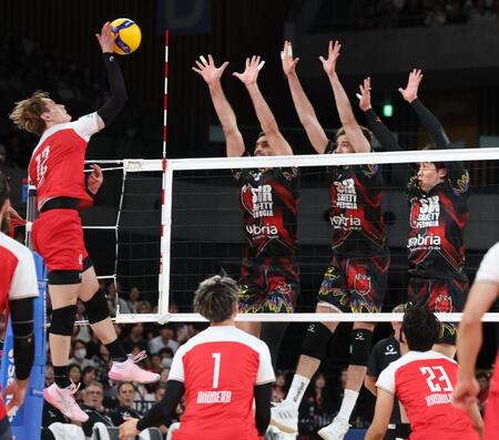 　第１セット、対決するペルージャ・石川祐希（右端）とサントリー・高橋藍（撮影・金田祐二）