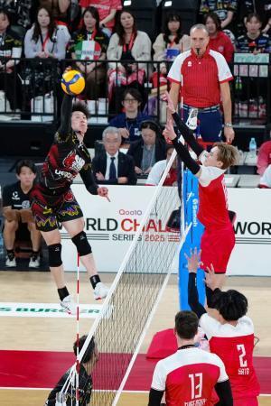 　サントリー-ペルージャ　第４セット、スパイクを決めるペルージャの石川（左）。右奥はサントリーの高橋藍＝有明アリーナ（代表撮影）