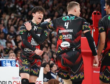 　第４セット、ポイントを奪い喜ぶペルージャ・石川祐希（撮影・金田祐二）