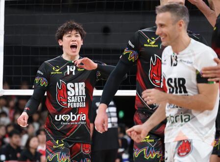 　第４セット、ポイントを奪い喜ぶペルージャ・石川祐希（撮影・金田祐二）