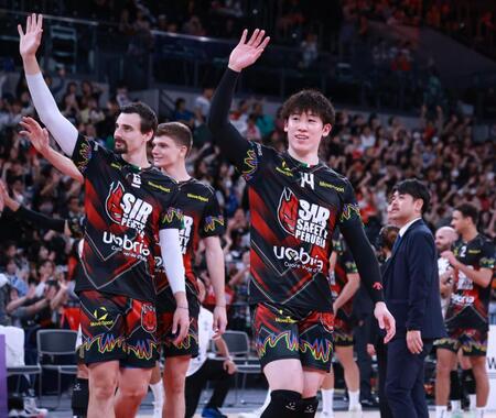 　声援に応えるペルージャ・石川祐希（撮影・金田祐二）