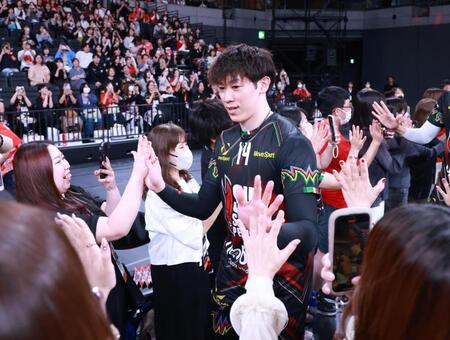 　ファンとハイタッチするペルージャ・石川祐希（撮影・金田祐二）