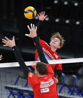 　練習でスパイクを打つサントリー・高橋藍