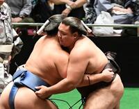 　神相撲をとる霧島（右）と若隆景（撮影・佐藤厚）