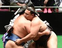 　神相撲をとる霧島（右）と若隆景（撮影・佐藤厚）