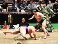 　決勝で時津風一門Ａの大青山（左）を破り、一門別トーナメント戦での優勝を決めた出羽海一門Ａの三田（撮影・佐藤厚）