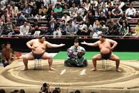 　下段で構える大の里（左）と豊昇龍（右）＝撮影・佐藤厚