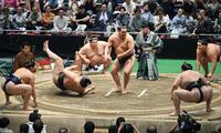 　「横綱五人掛かり」を披露する豊昇龍（中央右）ら