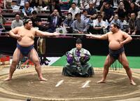 　「三段構え」を披露する大の里（左）と豊昇龍