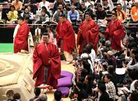 　古式大相撲で出居（審判）を務める（左から）武隈、二所ノ関、音羽山、、秀ノ山、大鳴戸の各親方（撮影・佐藤厚）