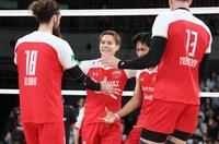 　第１セット、ポイントを奪い喜ぶサントリー・高橋藍（撮影・金田祐二）