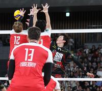 　第１セット、サントリー・高橋藍（１２）と対決するペルージャ・石川祐希（撮影・金田祐二）