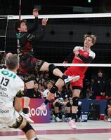 　第２セット、対決するペルージャ・石川祐希（左）とサントリー・高橋藍（撮影・金田祐二）