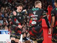 　第４セット、ポイントを奪い喜ぶペルージャ・石川祐希（撮影・金田祐二）