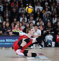 　第２セット、レシーブするサントリー・高橋藍（撮影・金田祐二）