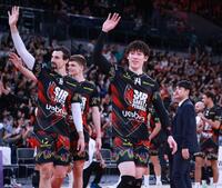 　声援に応えるペルージャ・石川祐希（撮影・金田祐二）