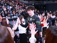 　ファンとハイタッチするペルージャ・石川祐希（撮影・金田祐二）