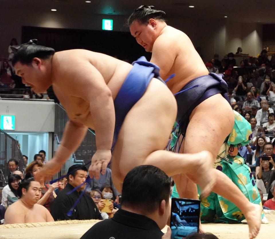 　全日本力士選士権決勝で豊昇龍（右）が大の里を破る