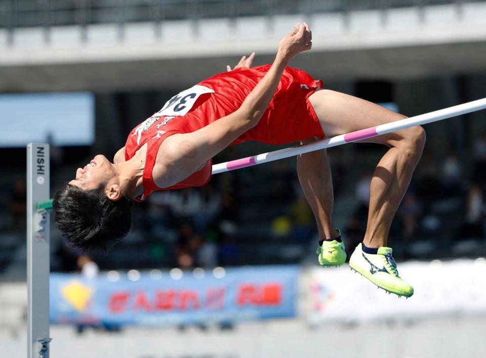 　成年男子走り高跳びで２メートル２９の大会記録を１回目でクリアし優勝した広島・真野友博