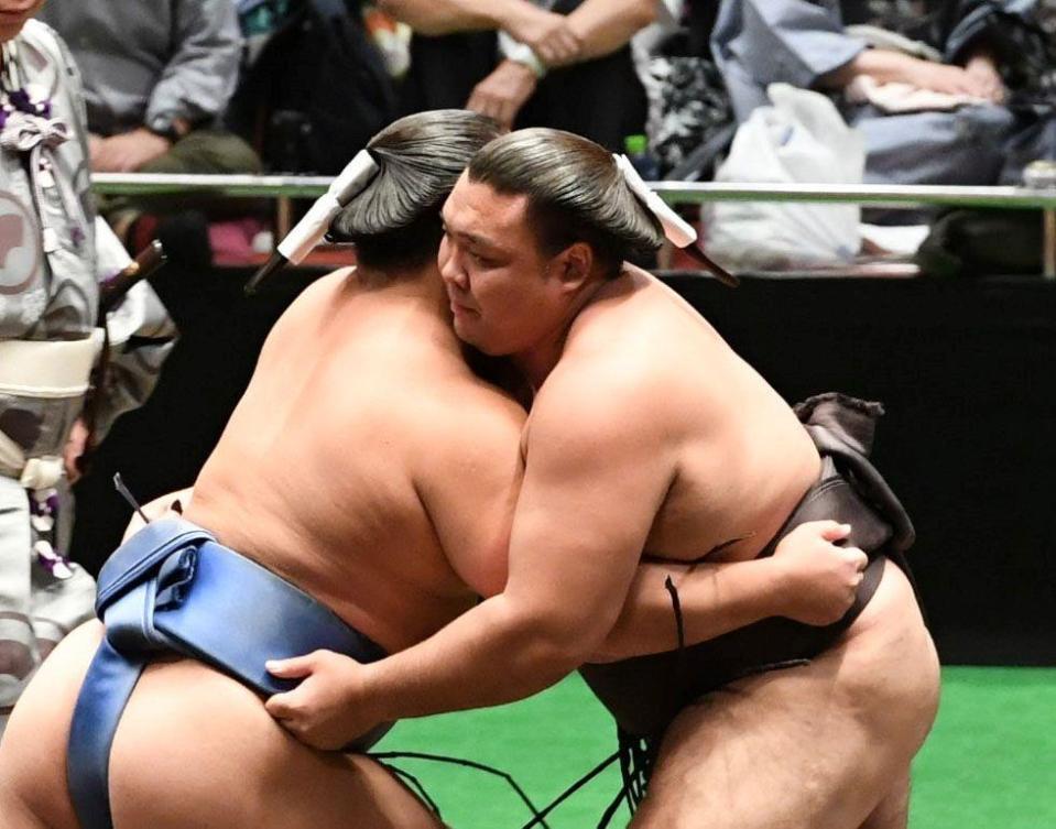 　神相撲をとる霧島（右）と若隆景（撮影・佐藤厚）