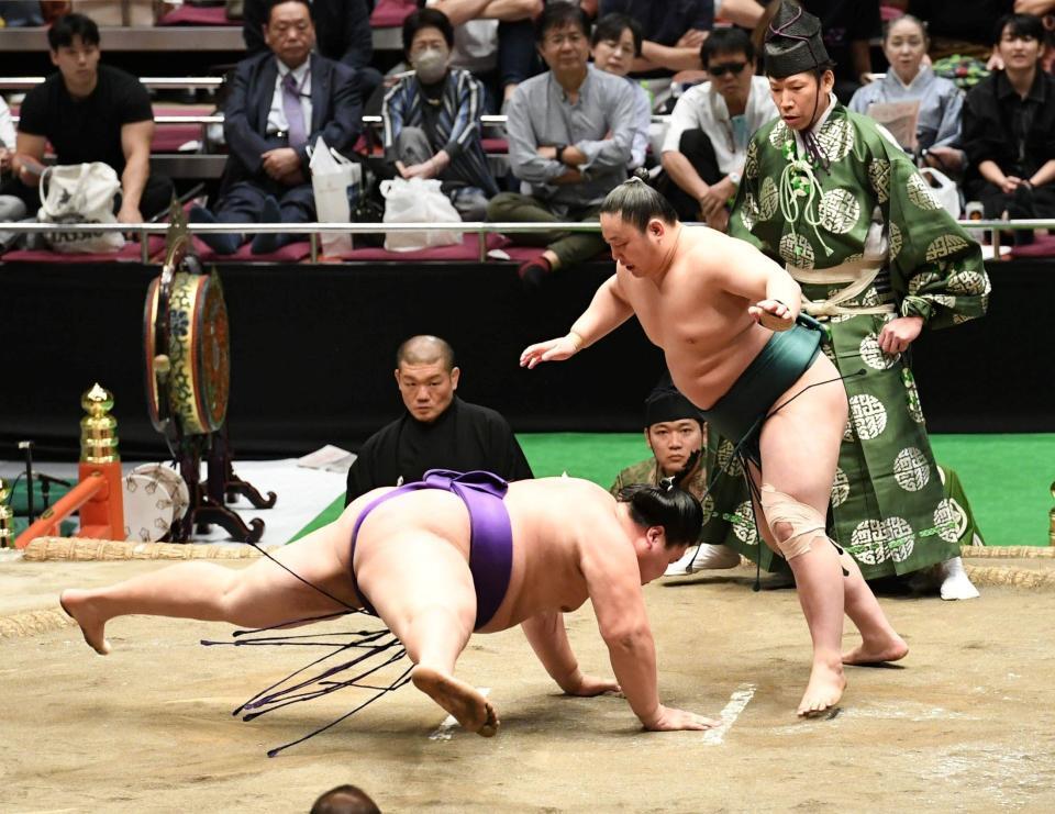 　決勝で時津風一門Ａの大青山（左）を破り、一門別トーナメント戦での優勝を決めた出羽海一門Ａの三田（撮影・佐藤厚）