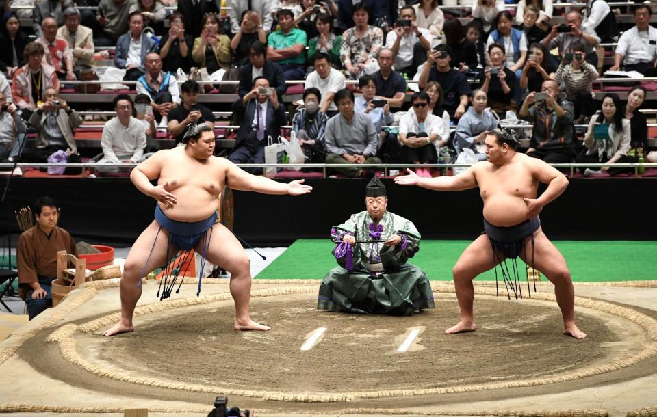 　中段で構える大の里（左）と豊昇龍（右）＝撮影・佐藤厚