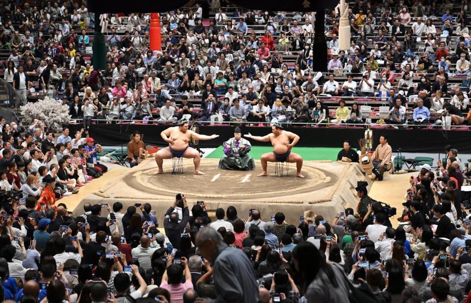 　「三段構え」を披露する大の里（中央左）と豊昇龍（同右）