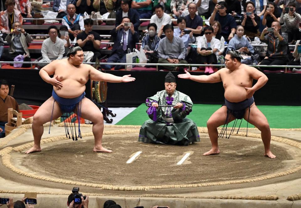 　「三段構え」を披露する大の里（左）と豊昇龍