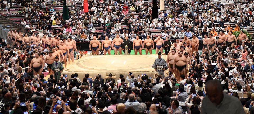 　あいさつする幕内全力士（撮影・佐藤厚）