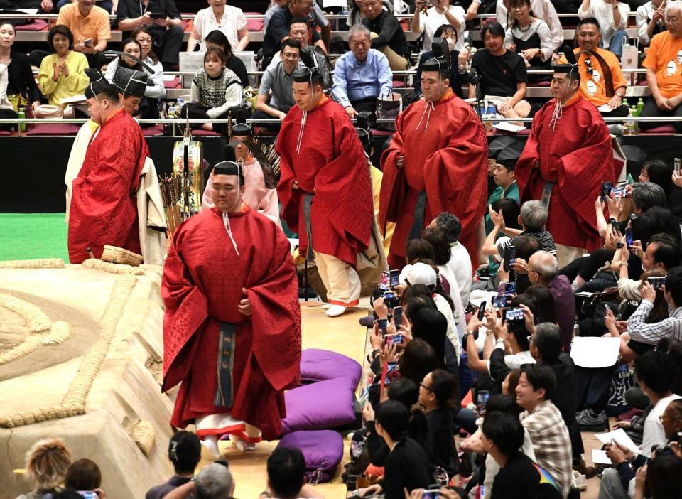 　古式大相撲で出居（審判）を務める（左から）武隈、二所ノ関、音羽山、、秀ノ山、大鳴戸の各親方（撮影・佐藤厚）