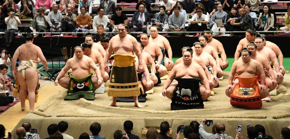 　御前掛かり土俵入りを行う幕内力士（撮影・佐藤厚）