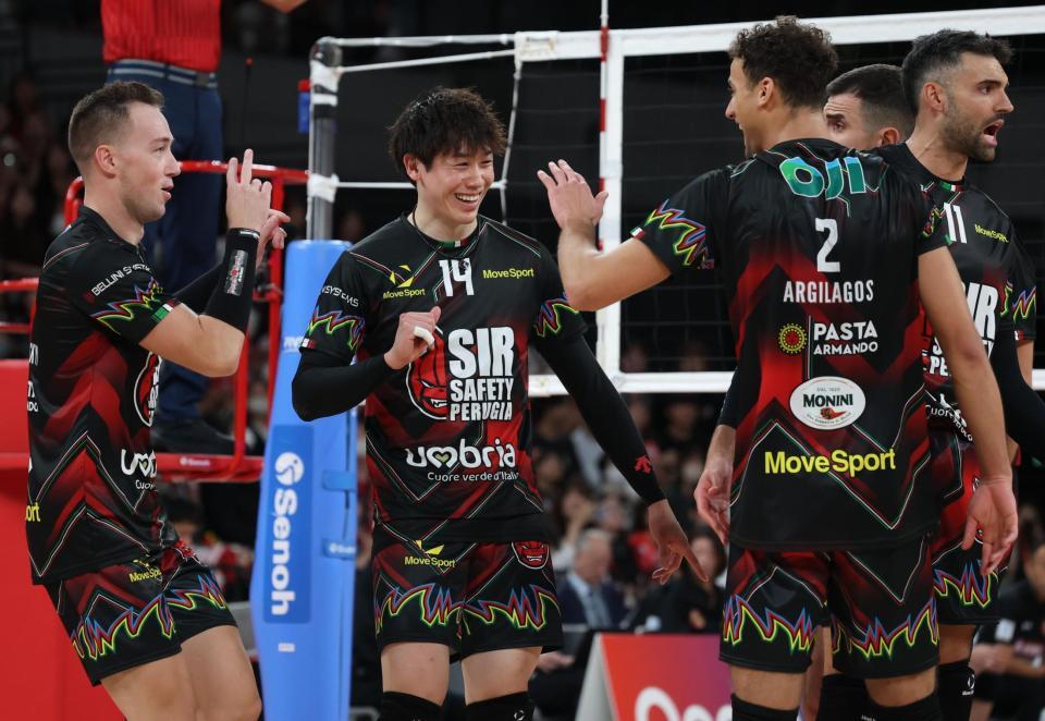 　第２セット、ポイントを奪い笑顔のペルージャ・石川祐希（撮影・金田祐二）