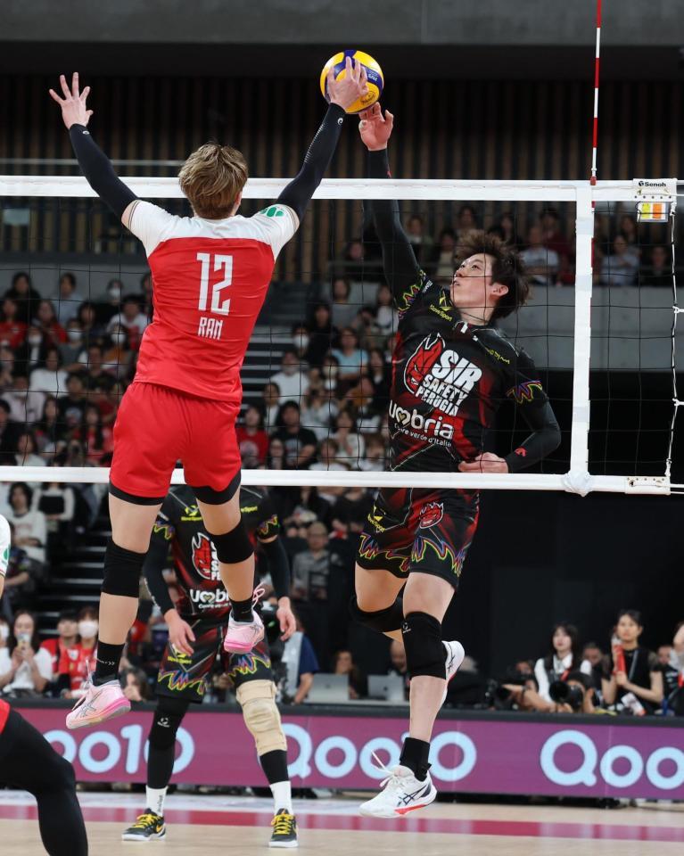 　第３セット、対決するペルージャ・石川祐希とサントリー・高橋藍（１２）＝撮影・金田祐二