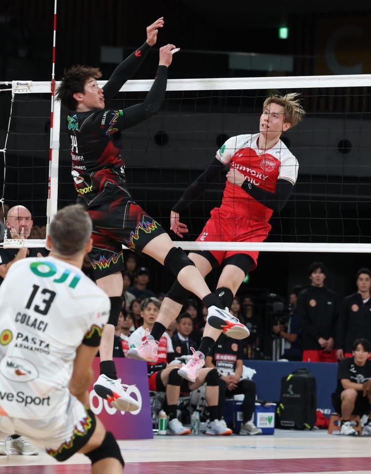 　第２セット、対決するペルージャ・石川祐希（左）とサントリー・高橋藍（撮影・金田祐二）