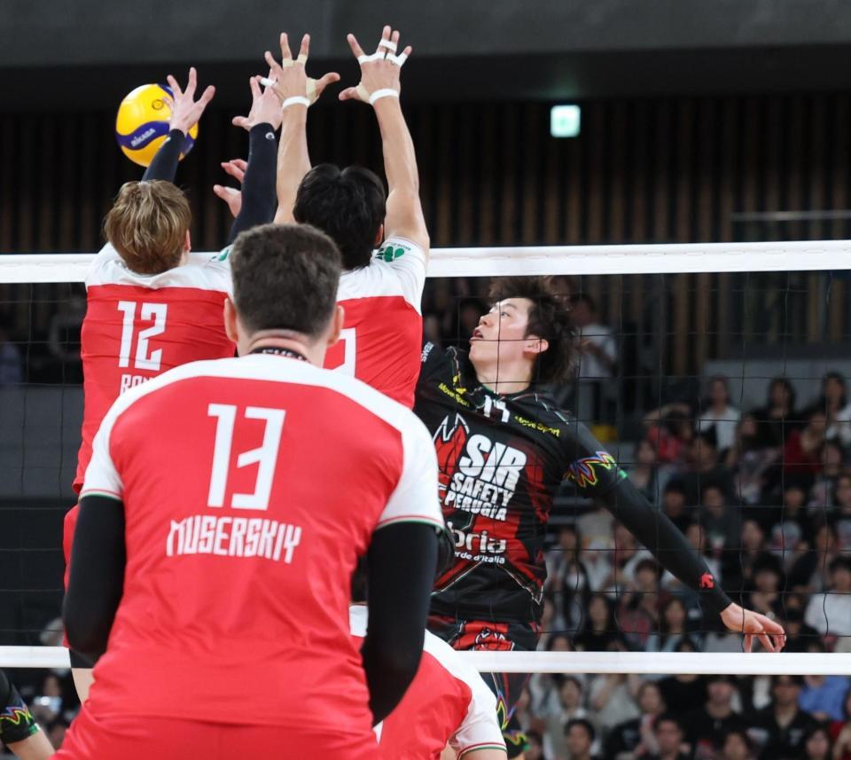 　第１セット、サントリー・高橋藍（１２）と対決するペルージャ・石川祐希（撮影・金田祐二）