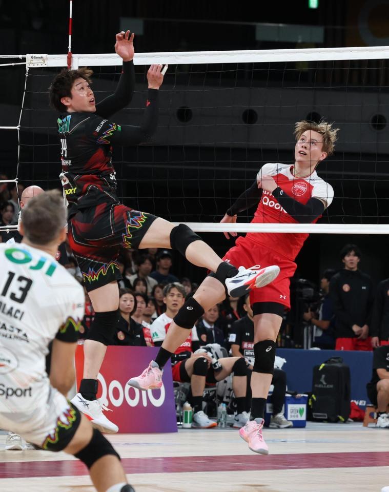 　第２セット、対決するペルージャ・石川祐希（左）とサントリー・高橋藍（撮影・金田祐二）