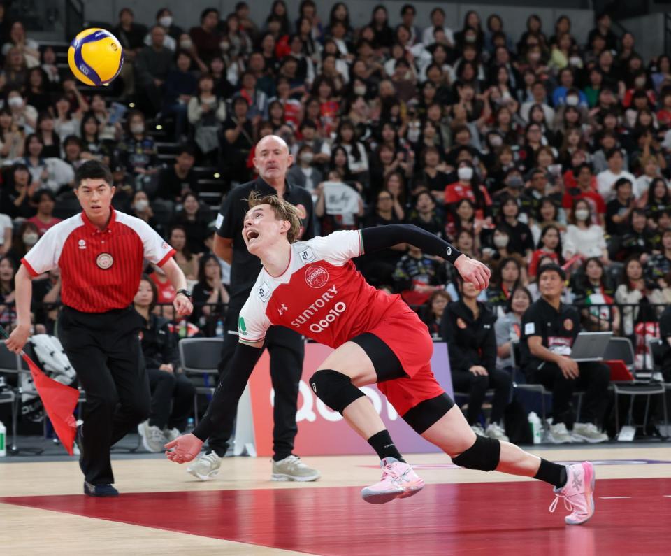 　第３セット、ボールにくらいつくサントリー・高橋藍（撮影・金田祐二）