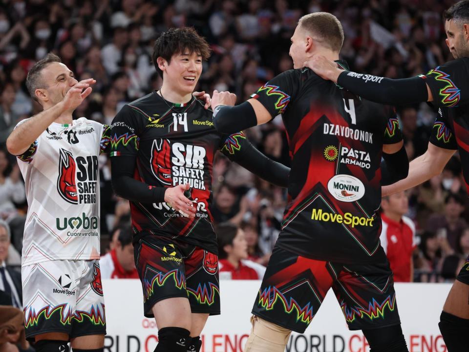 　第４セット、ポイントを奪い喜ぶペルージャ・石川祐希（撮影・金田祐二）