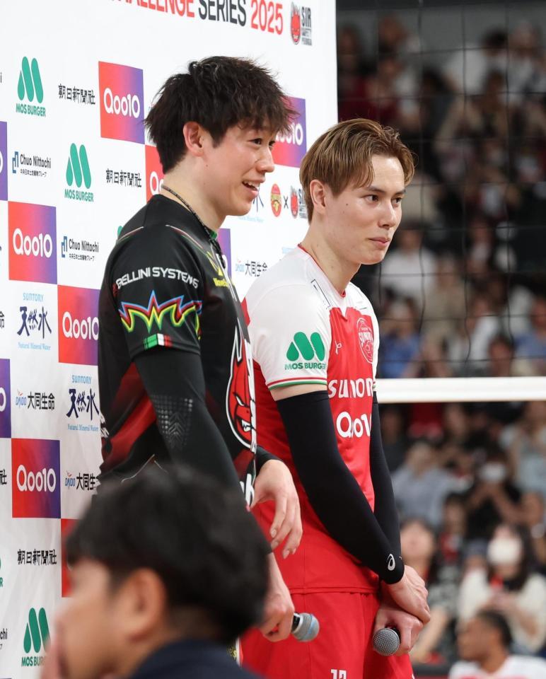 　並んでインタビューを受けるペルージャ・石川祐希（左）とサントリー・高橋藍（撮影・金田祐二）