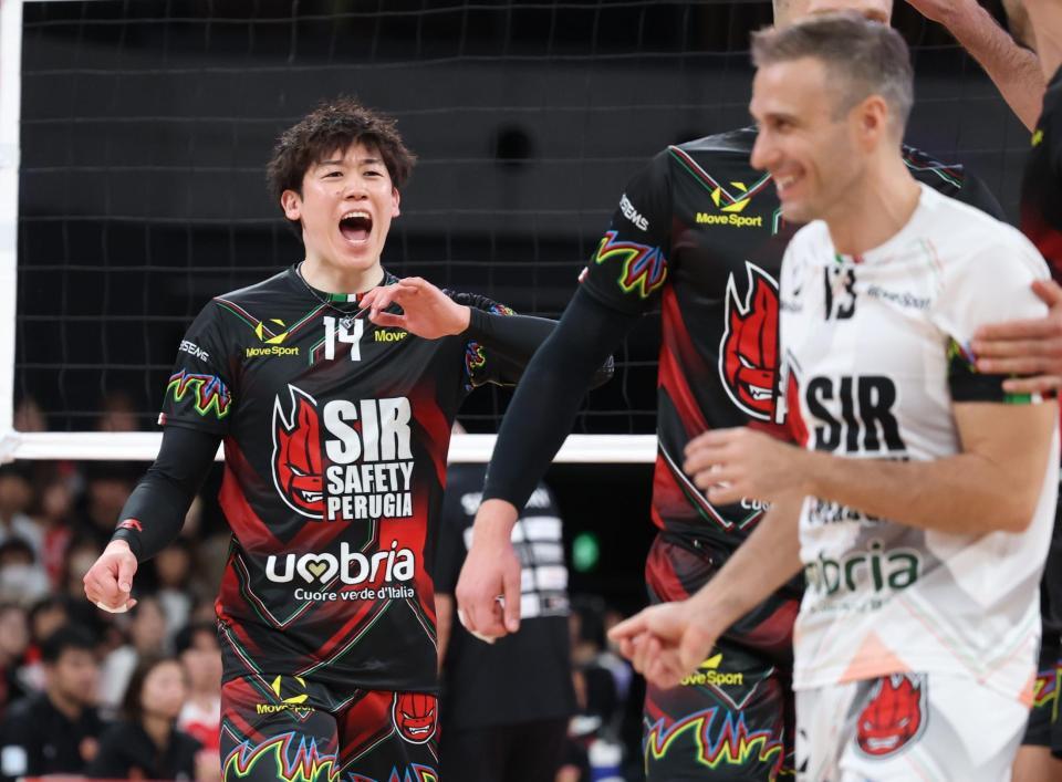 　第４セット、ポイントを奪い喜ぶペルージャ・石川祐希（撮影・金田祐二）