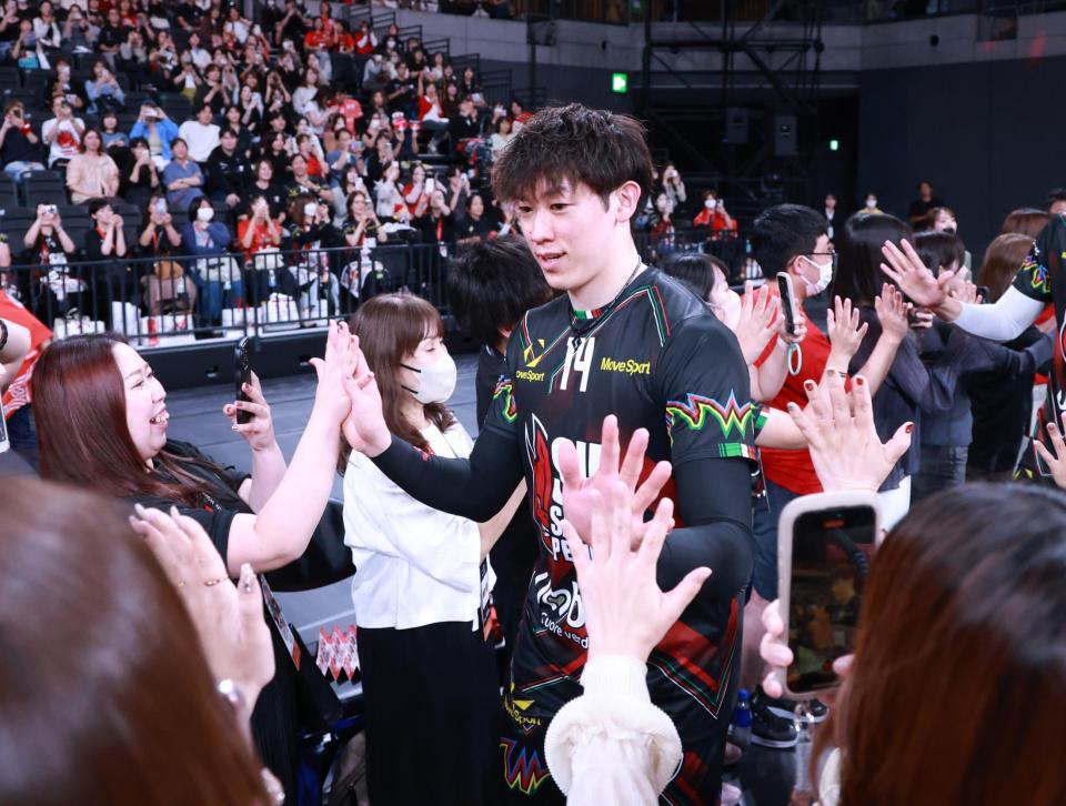 　ファンとハイタッチするペルージャ・石川祐希（撮影・金田祐二）