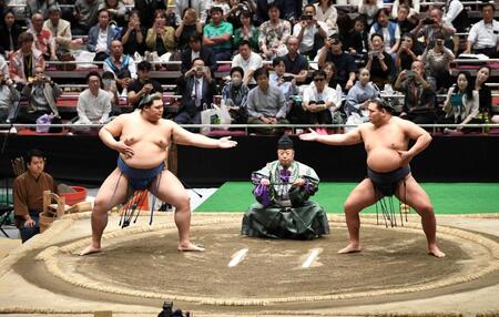 　中段で構える大の里（左）と豊昇龍（撮影・佐藤厚）