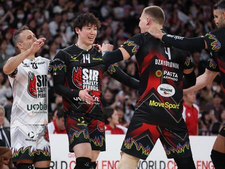 　第４セット、ポイントを奪い喜ぶペルージャ・石川祐希（撮影・金田祐二）