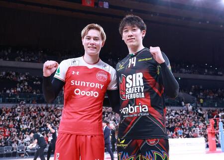 　対戦を終え笑顔を見せるペルージャ・石川祐希（右）とサントリー・高橋藍（撮影・金田祐二）