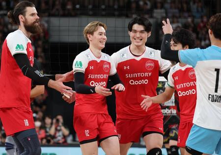 　３セット、ポイントを奪い喜ぶサントリー・高橋藍（撮影・金田祐二）