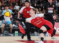 　第３セット、懸命にボールを追うサントリー・高橋藍