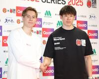 　試合後、握手するペルージャ・石川祐希（右）とサントリー・高橋藍（撮影・金田祐二）