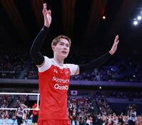 　声援に応えるサントリー・高橋藍（撮影・金田祐二）