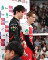 　並んでインタビューを受けるペルージャ・石川祐希（左）とサントリー・高橋藍（撮影・金田祐二）