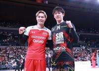 　対戦を終え笑顔を見せるペルージャ・石川祐希（右）とサントリー・高橋藍（撮影・金田祐二）